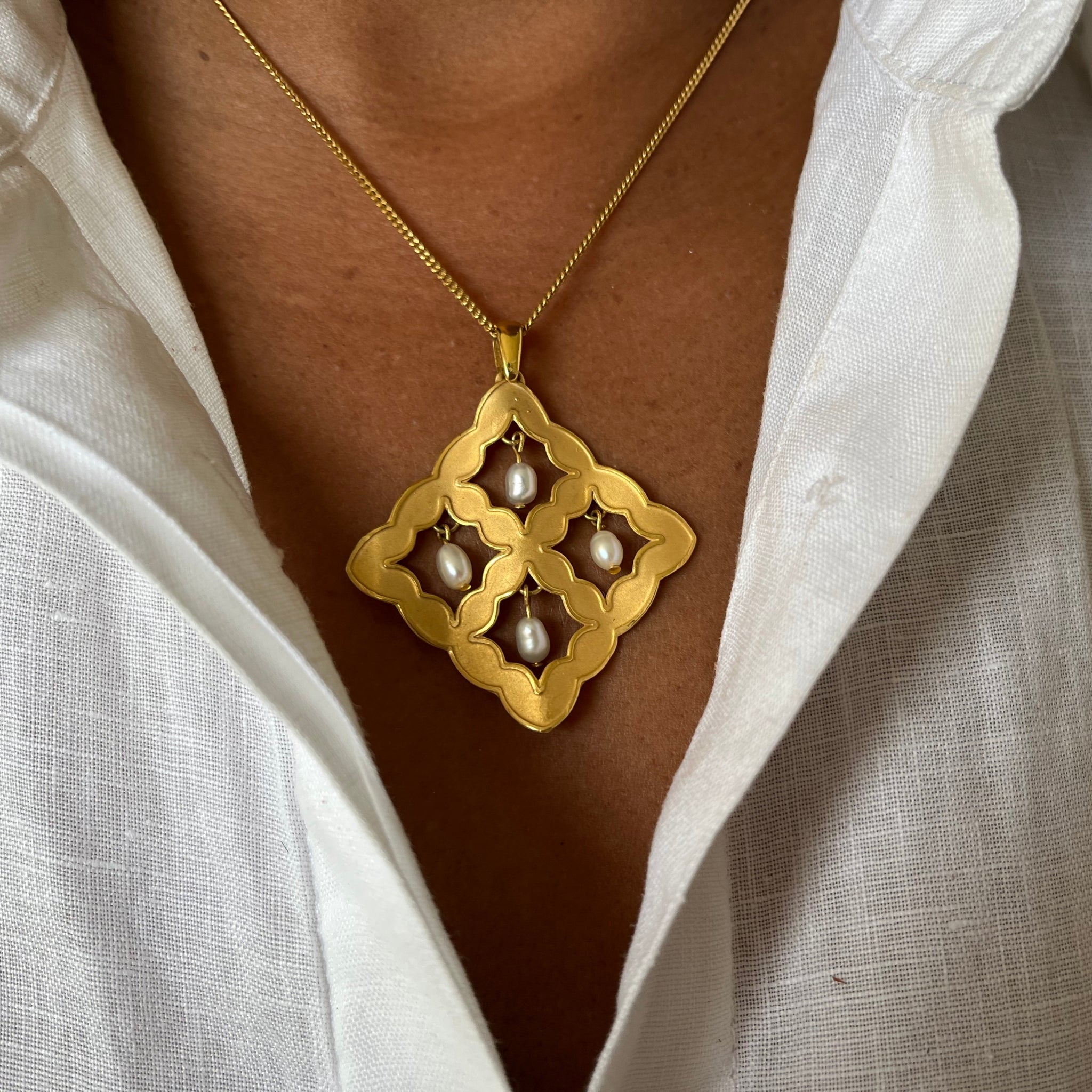 Gold-Plated Shimmering Lattice Pearl Necklace